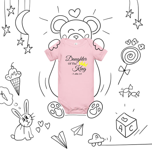 Front view of pink Christian newborn onesie – Daughter of the King design with crown and Bible verse. Cute graphic of a bear holding the onsie